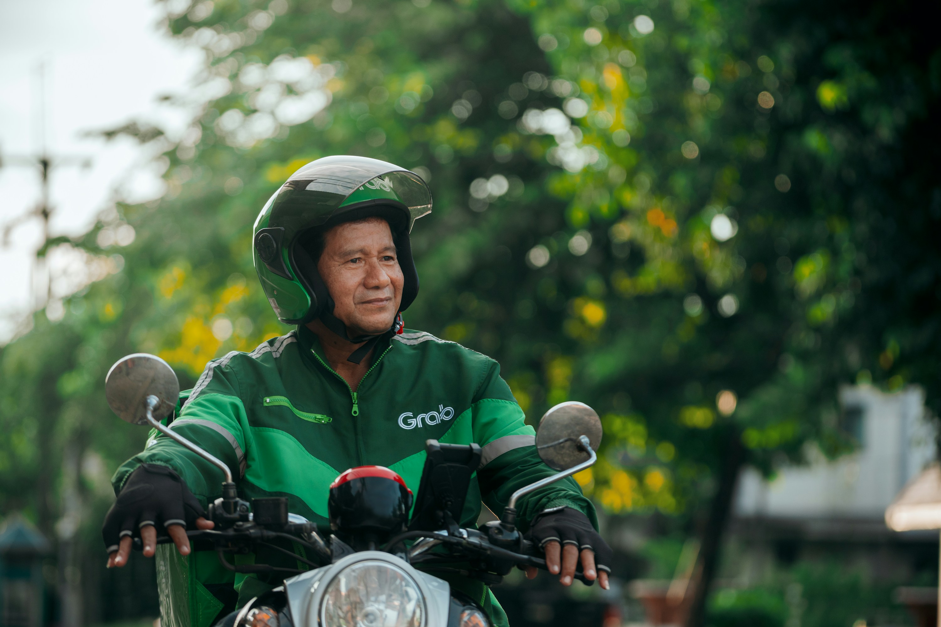 Kurir bermotor di jalan, foto ilustrasi berlisensi